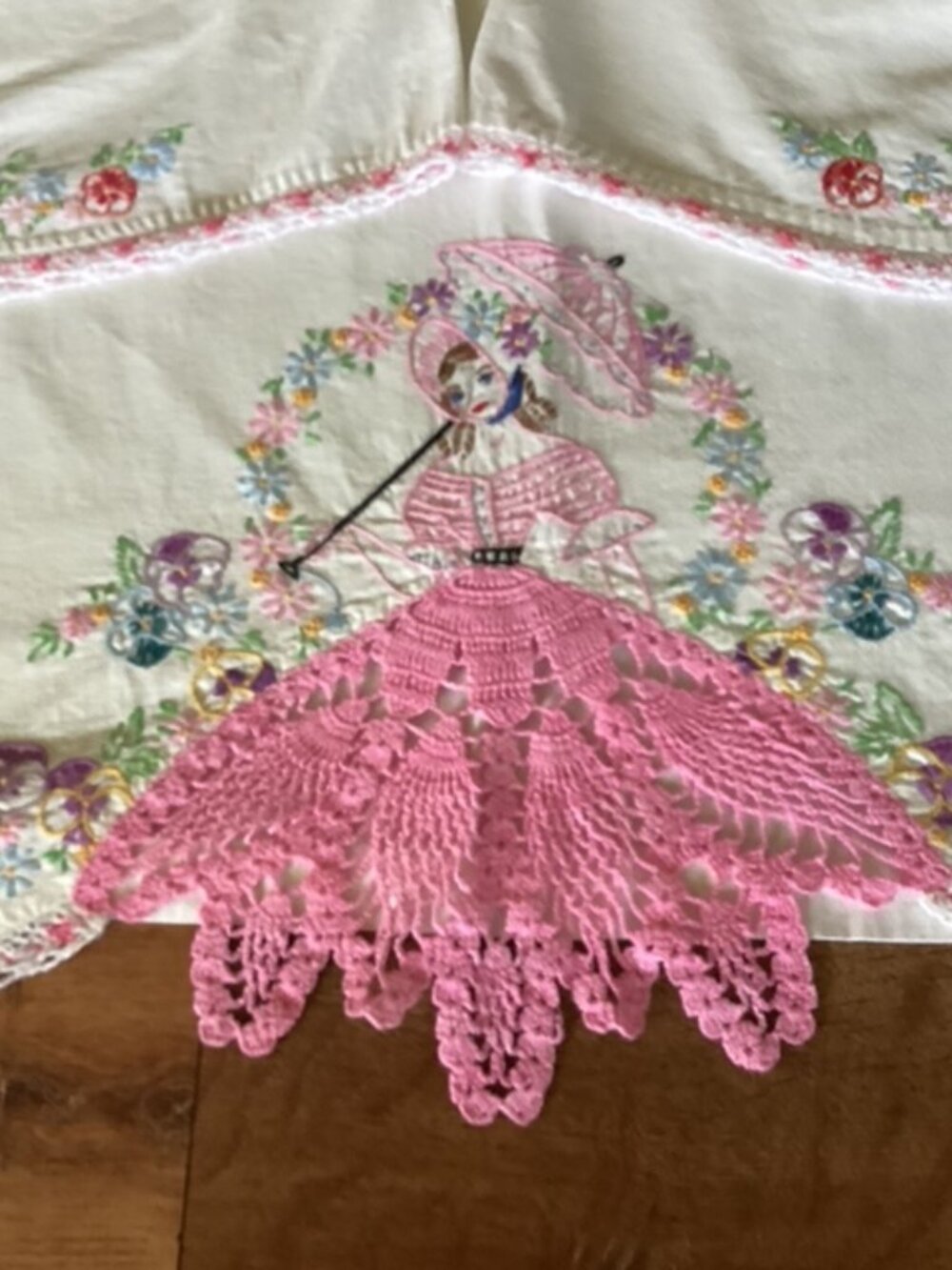 Southern Belle Coverlet & Pillowcases Embroidered Victorian "Fan Ladies" Vintage